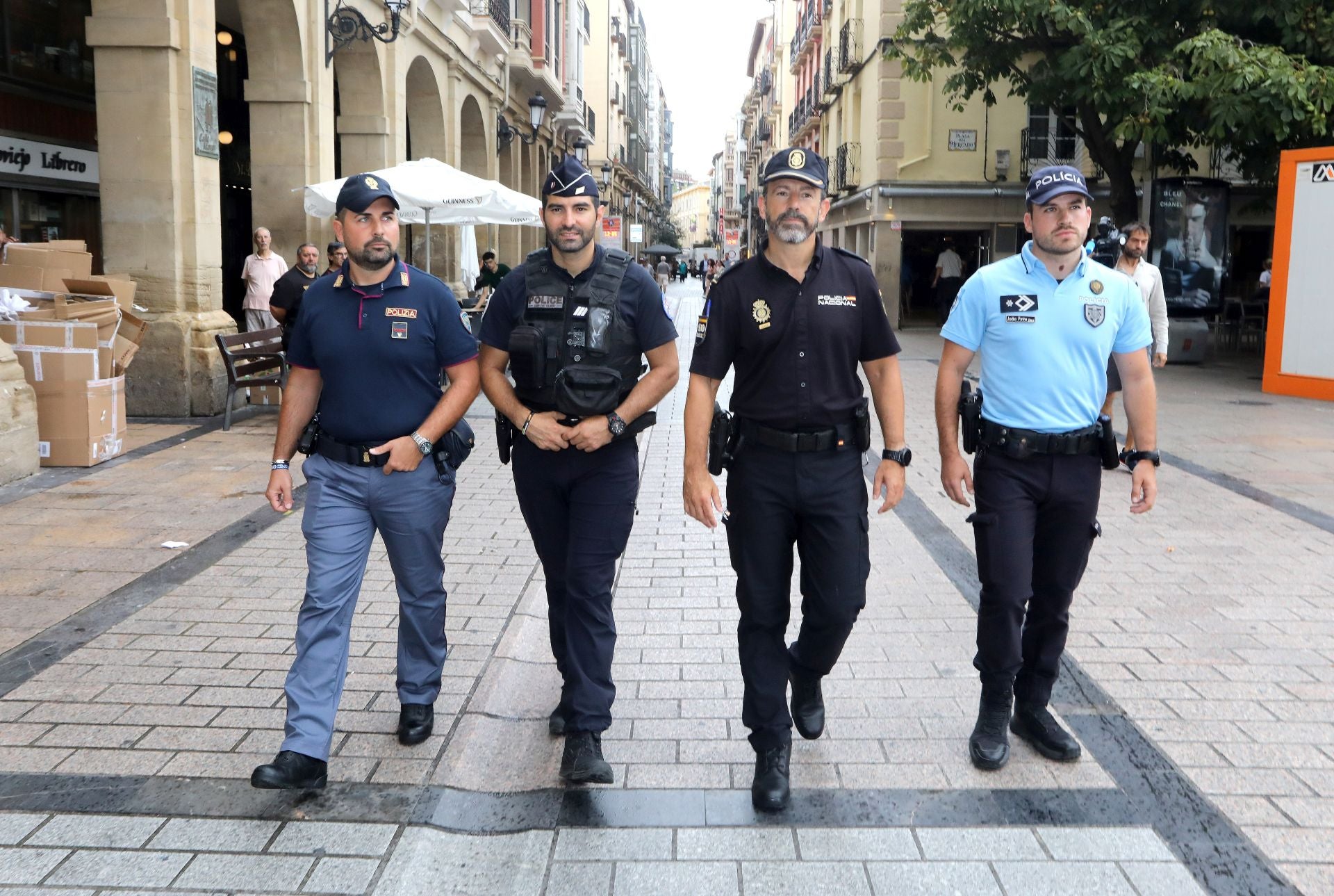 Los agentes Daniel Messina (Italia), Marc Ruiz (Francia), Eduardo Villar (España) y Joao Pinto (Portugal) patrullan por la calle Portales.