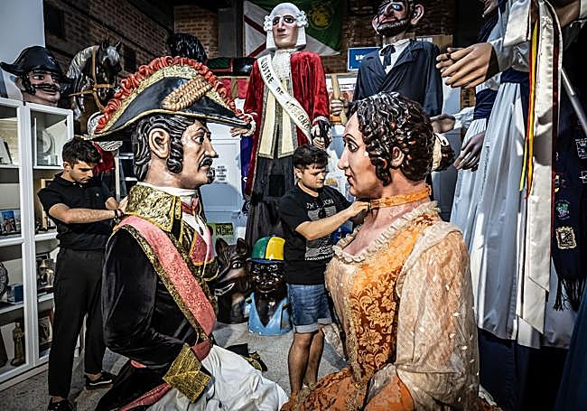 David Schubert y Álvaro Sarabia preparan los gigantes de Espartero y doña Jacinta.