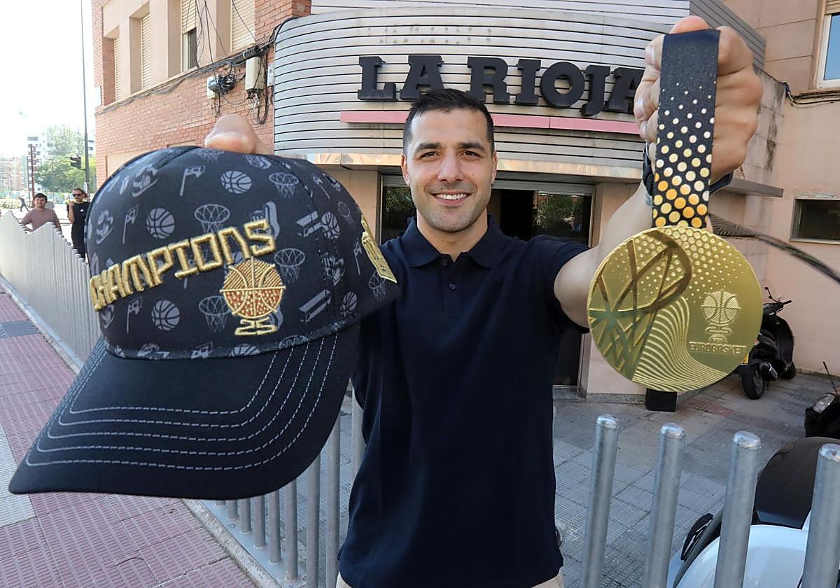 Roberto Molina posa en la sede de Diario LA RIOJA con el oro del Eurobasket y la gorra de campeón.