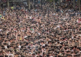 Locura festiva en la plaza del Ayuntamiento el pasado año.