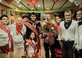 Miguel Ángel Martínez recoge el premio al Simpático del Año en representación del cuerpo de bomberos de Logroño, en la sede de la Peña La Simpatía.