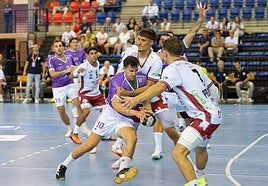 El franjivino Andrej Pergel frena el ataque del alcarreño Gonzalo Velasco.