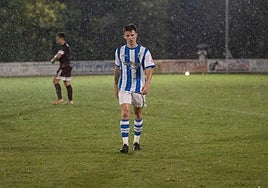 Villos, que salió el segundo tiempo, se retirá a vestuarios tras acabar el partido.