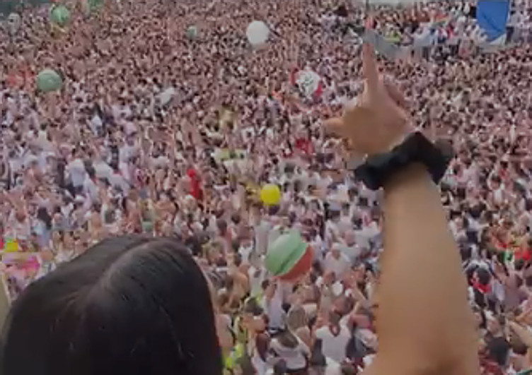 El himno de Logroño, en lengua de signos desde el balcón del Ayuntamiento