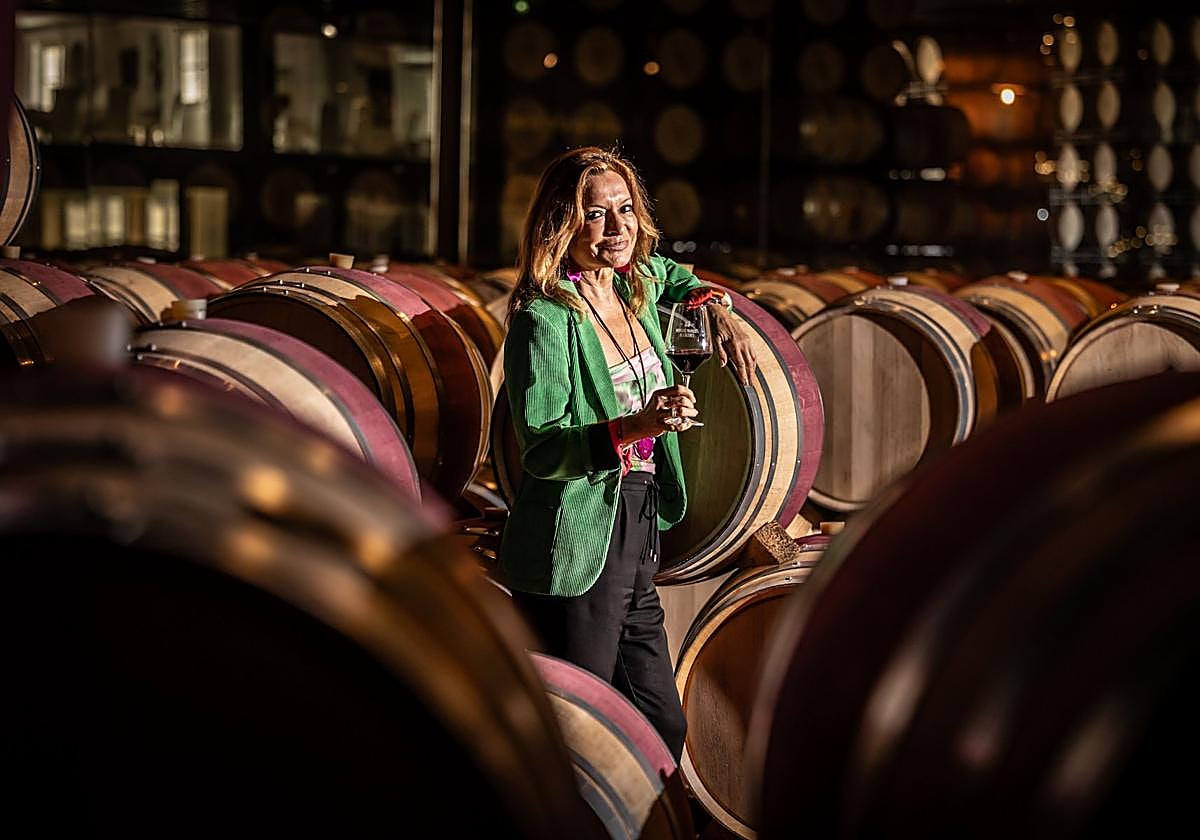 Cristina Forner, presidenta de Marqués de Cáceres, en la nave de barricas.