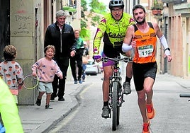 Nacho García Ramón fue el primero en llegar a la meta alfareña, animado en los últimos metros por su familia.