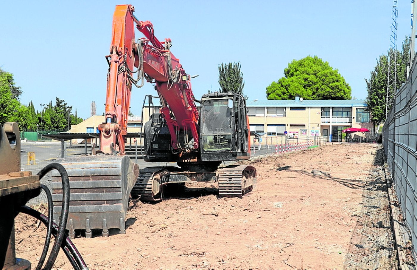 La maquinaria ha levantado el suelo y los chopos del paseo.