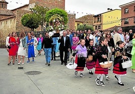 Inicio de la procesión con la Virgen de la Antigua al salir de iglesia.