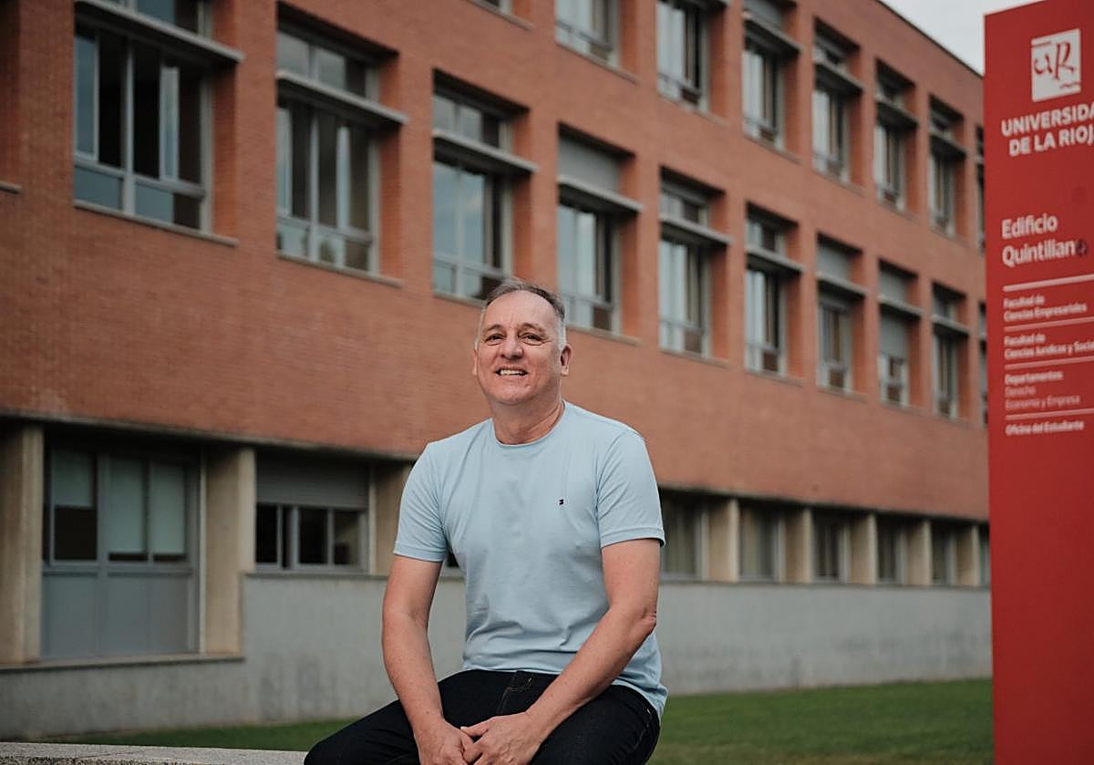 Ricardo Martínez, brasileño, profesor de Historia jubilado y estudiante del grado de Turismo, en el edificio Quintiliano.