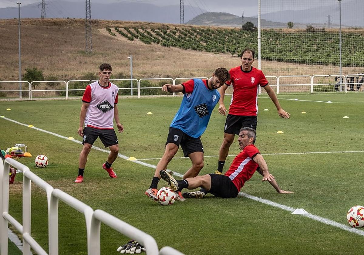 Iñaki intenta arrebar el balón a Miguel Marí en un entrenamiento.