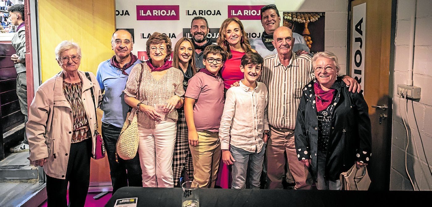 Primeros visitantes al palco del periódico