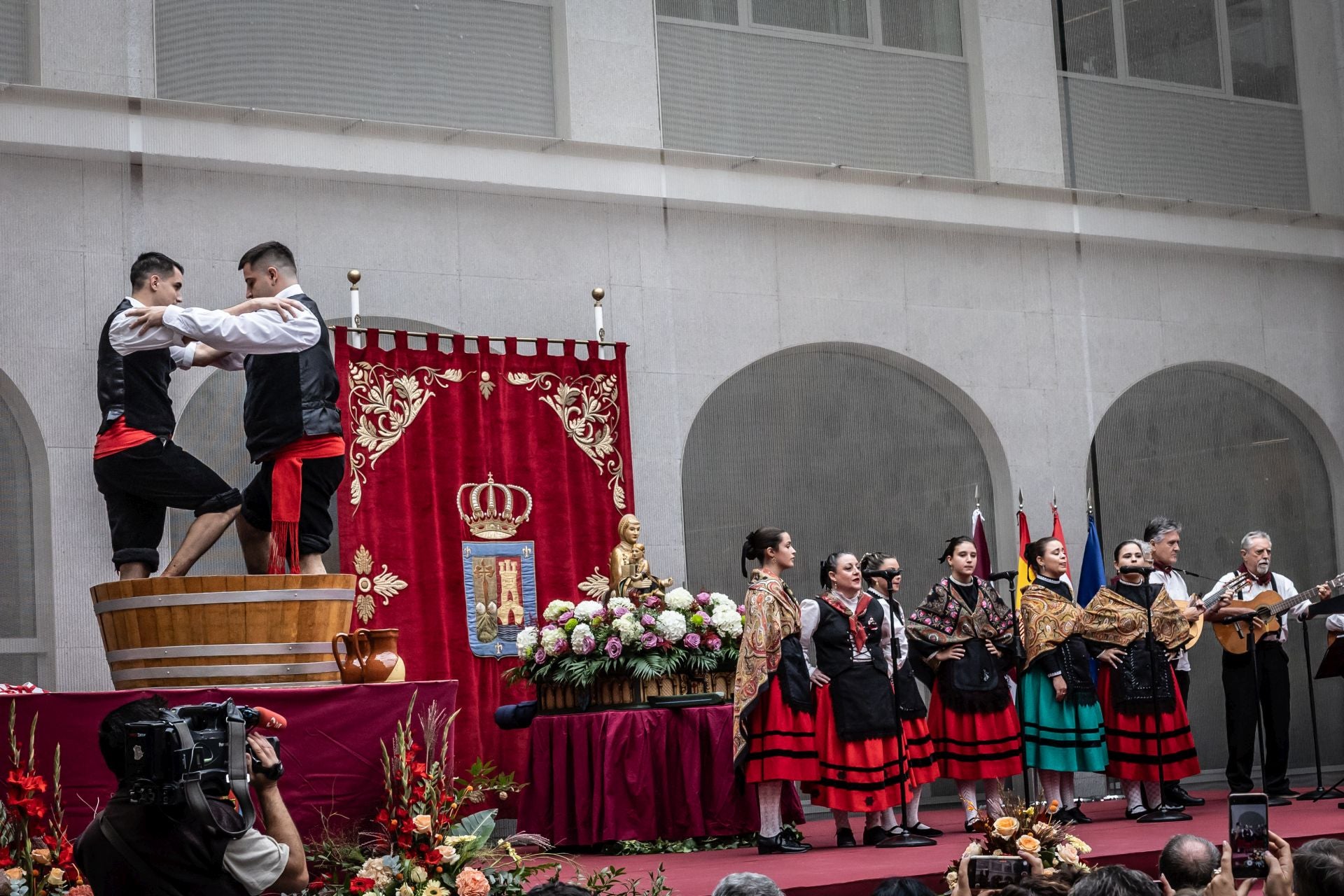 Las imágenes del acto del pisado de la uva