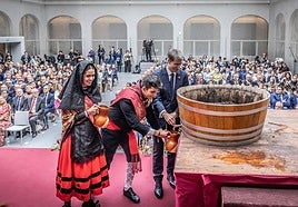Los Vendimiadores y el presidente Capellán, durante la extracción del primer mosto.