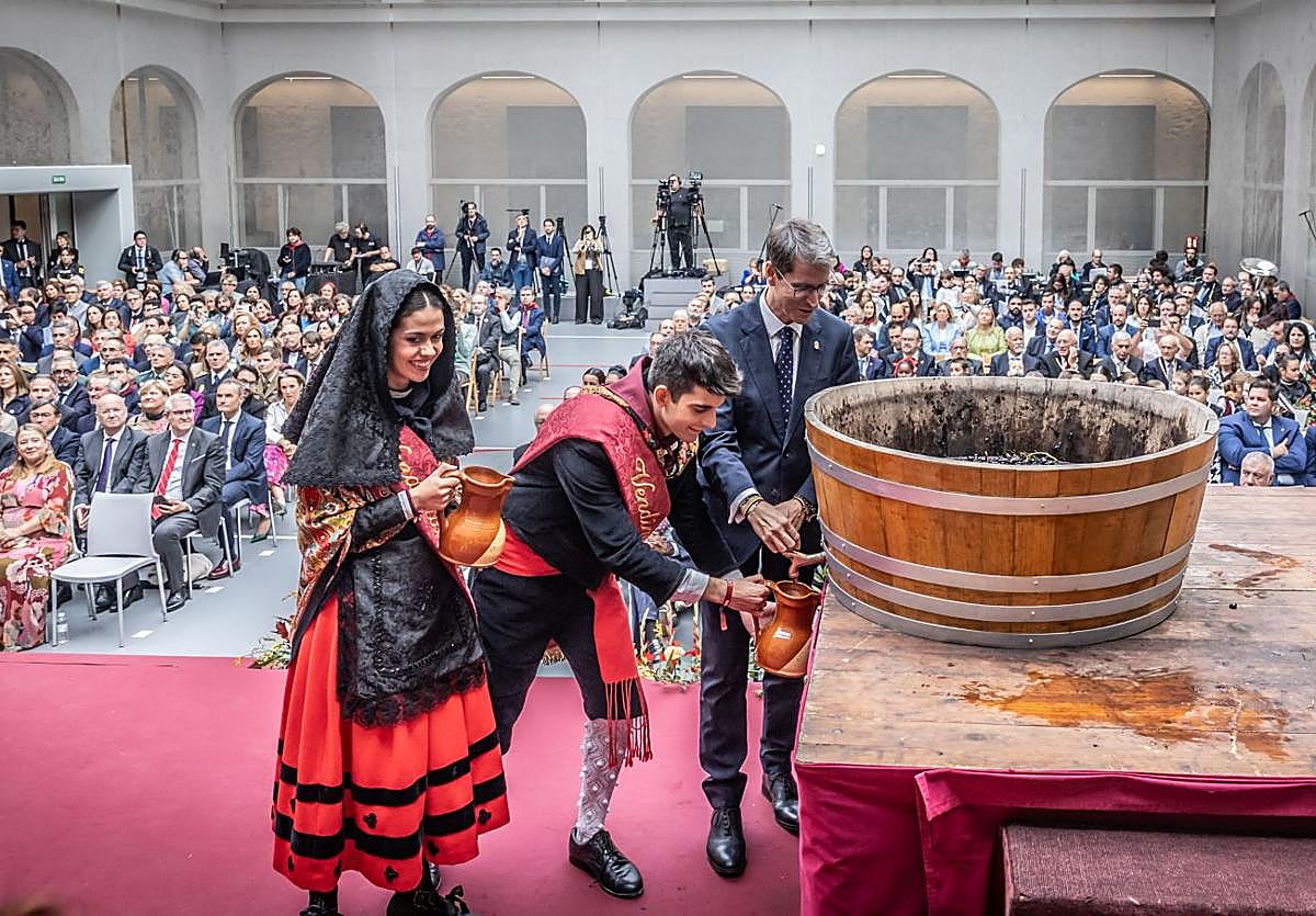 Los Vendimiadores y el presidente Capellán, durante la extracción del primer mosto.