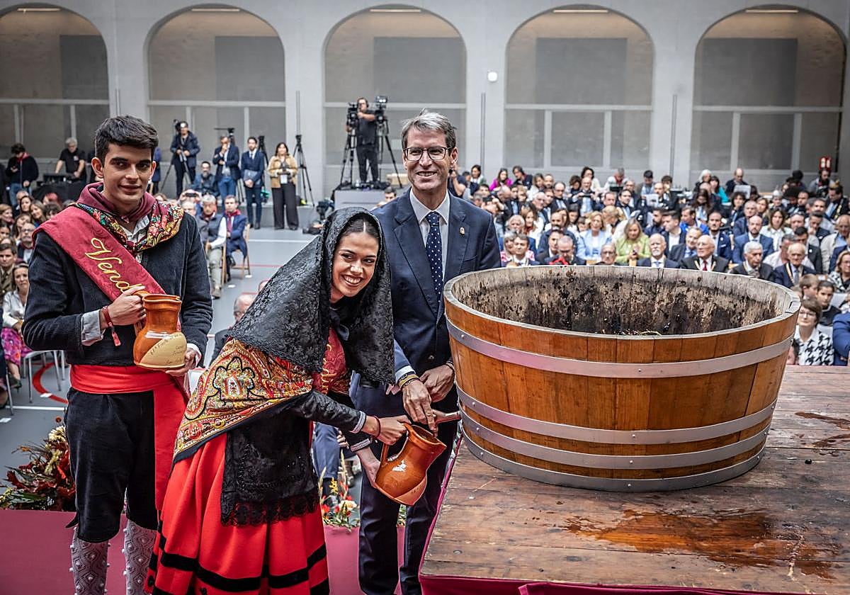 Las imágenes del acto del pisado de la uva