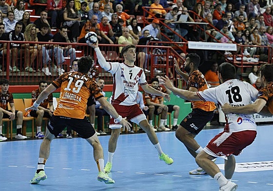 Álvaro Preciado busca asistir a un compañero mientras Silva y Lombilla le marcan