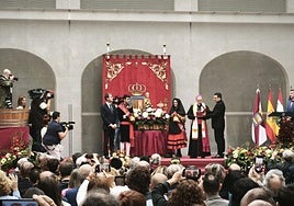 El obispo Santos Montoya, durante la bendición del primer mosto.