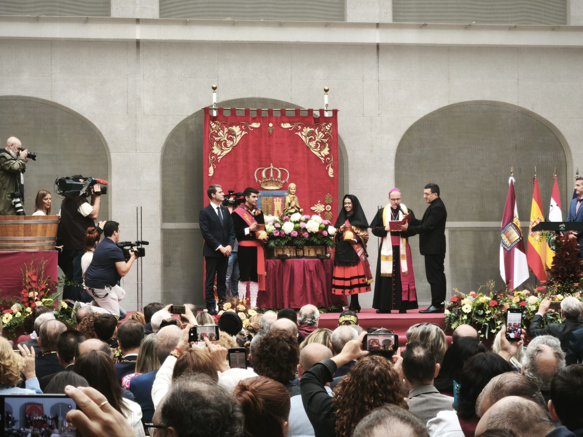 El obispo Santos Montoya, durante la bendición del primer mosto.