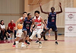 Jacobs, del Clavijo, juega el balón en el partido de esta tarde.