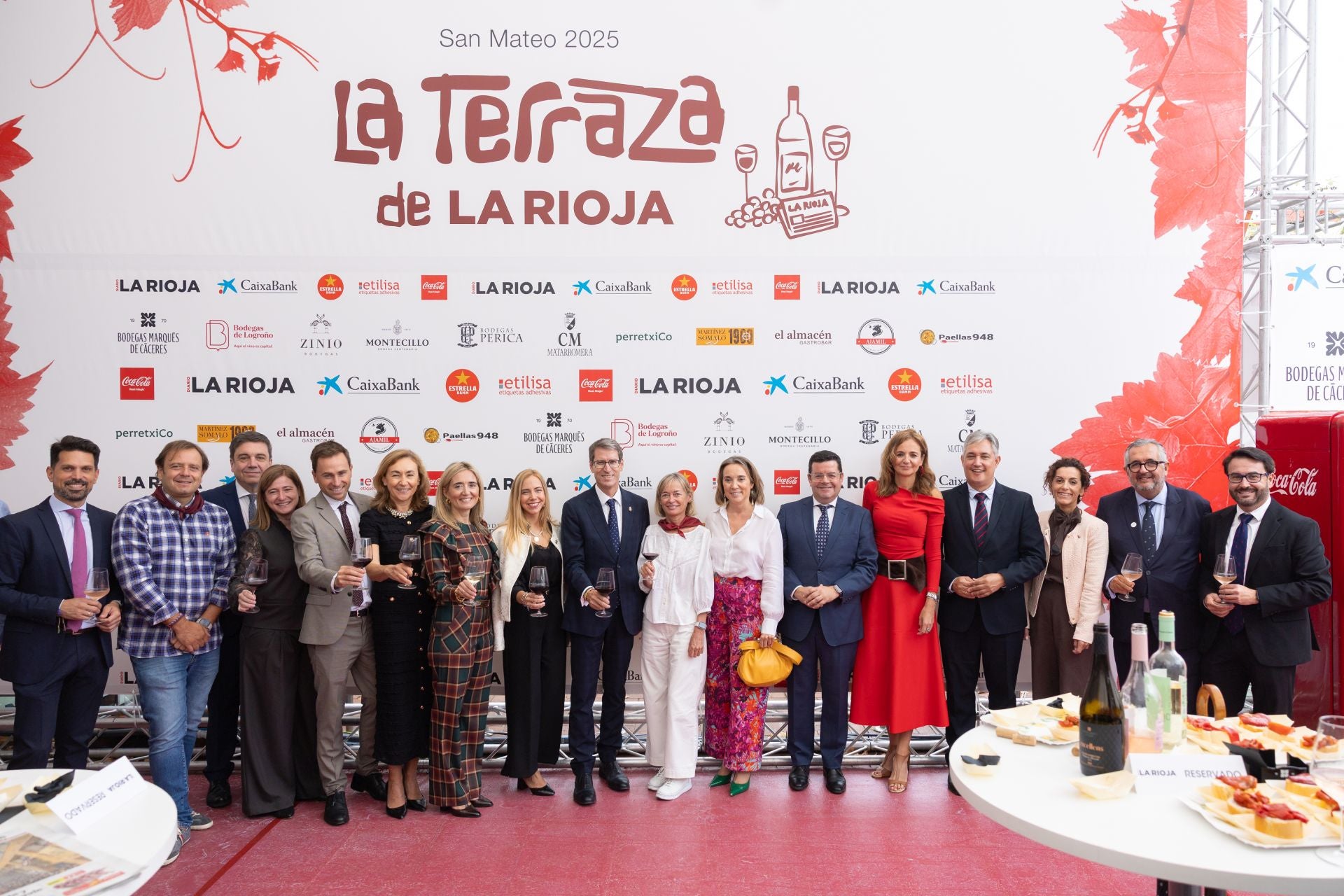El presidente Gonzalo Capellán con sus consejeros, y diputados y senadores del PP junto a la directora de Diario LARIOJA, Teresa Cobo. 