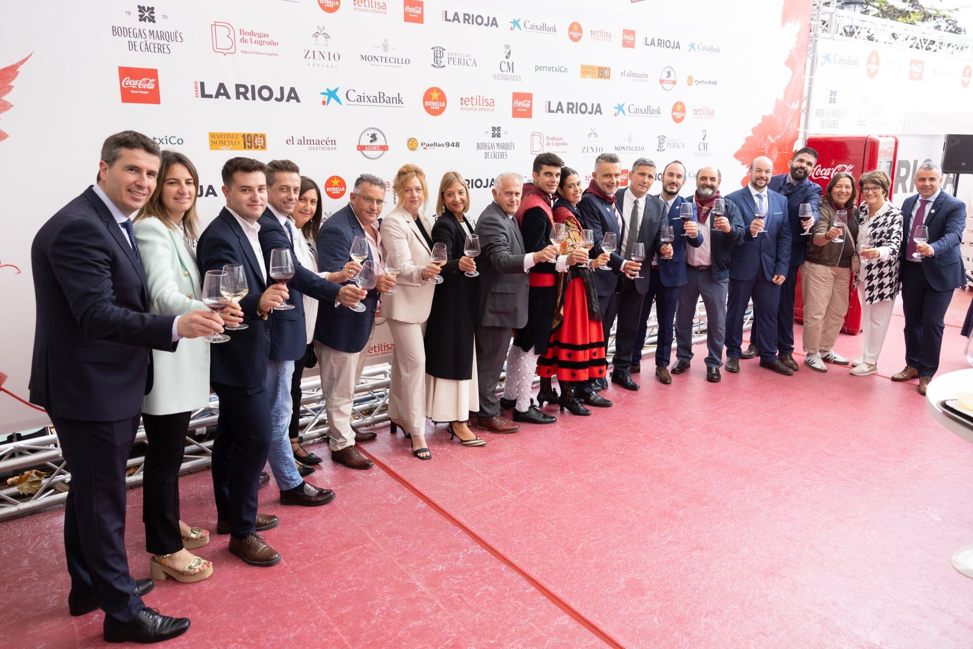 Numerosos alcaldes y alcaldesas, del PP en este caso, posan junto a los Vendimiadores 2025, Judith Duro de Francisco y David Schubert Yáñez. 