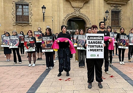 AnimaNaturalis se concentra en la plaza San Agustín «para dar voz a los toros»