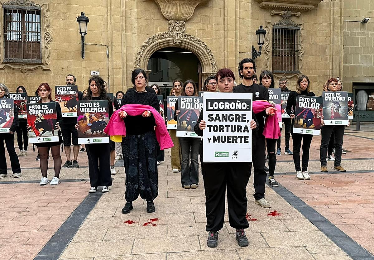 AnimaNaturalis se concentra en la plaza San Agustín «para dar voz a los toros»