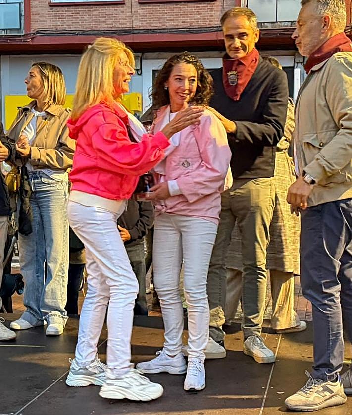 Imagen secundaria 2 - La entrega de premios a la Asociación de Vecinos de Los Lirios, a La Uva y a la Aster.