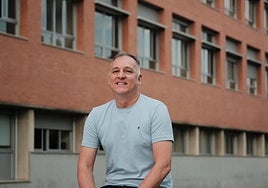 Ricardo Martínez, brasileño, profesor de Historia jubilado y estudiante del grado de Turismo, en el edificio Quintiliano.
