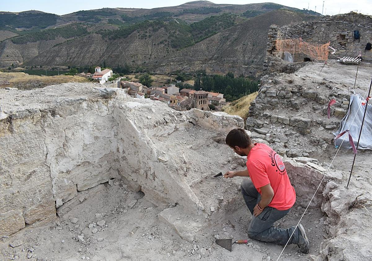 Escalera descubierta en la nueva campaña de excavación en el castillo de Cervera.