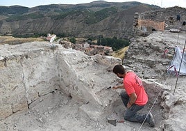 Escalera descubierta en la nueva campaña de excavación en el castillo de Cervera.