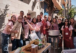 Una cuadrilla elabora un rancho de carne y patata.