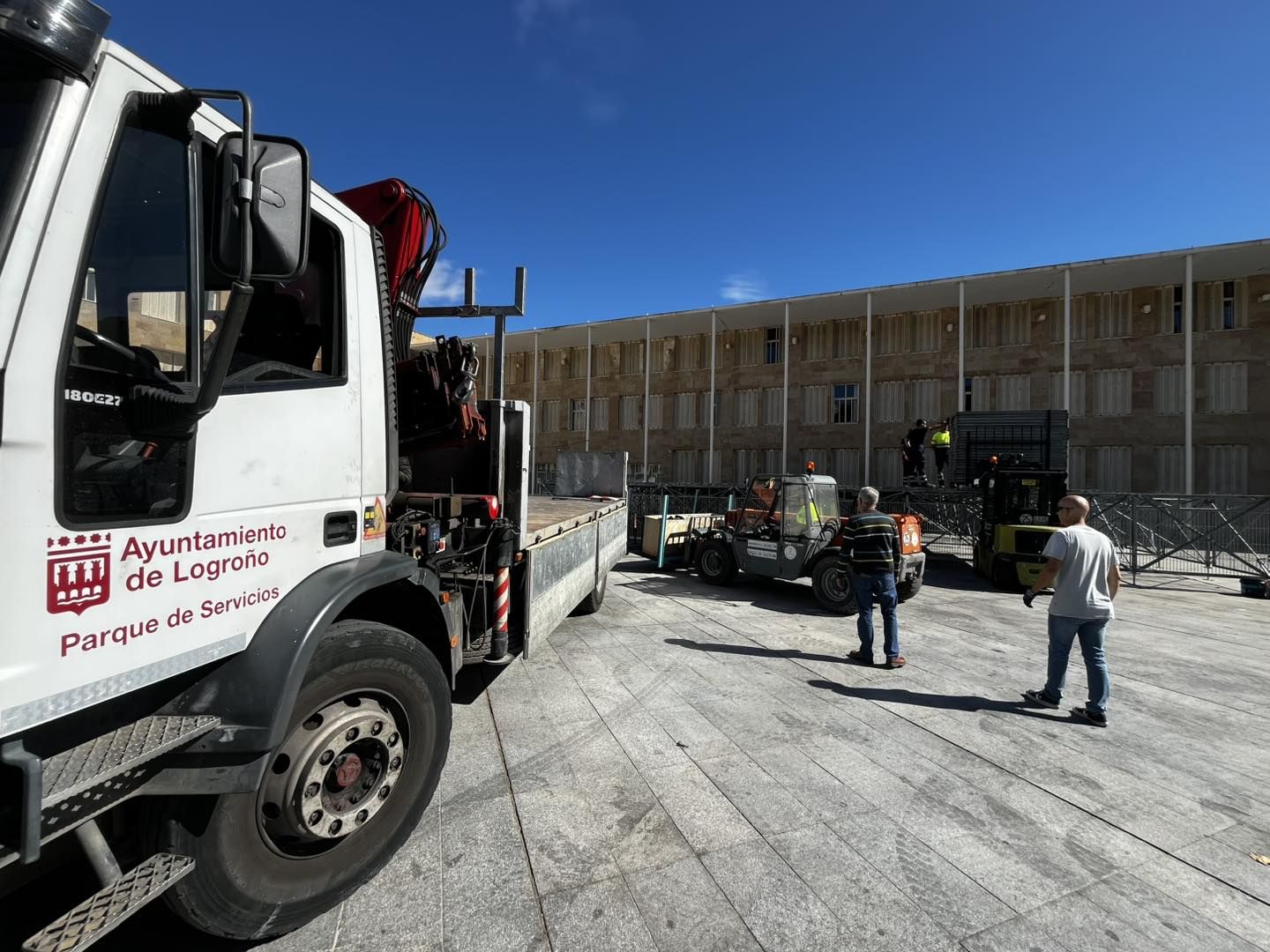 Operarios municipales en pleno montaje del escenario 'de siempre' una vez retirado el utilizado en exclusiva para el show de Mikel Izal (y aprovechado para el cohete).