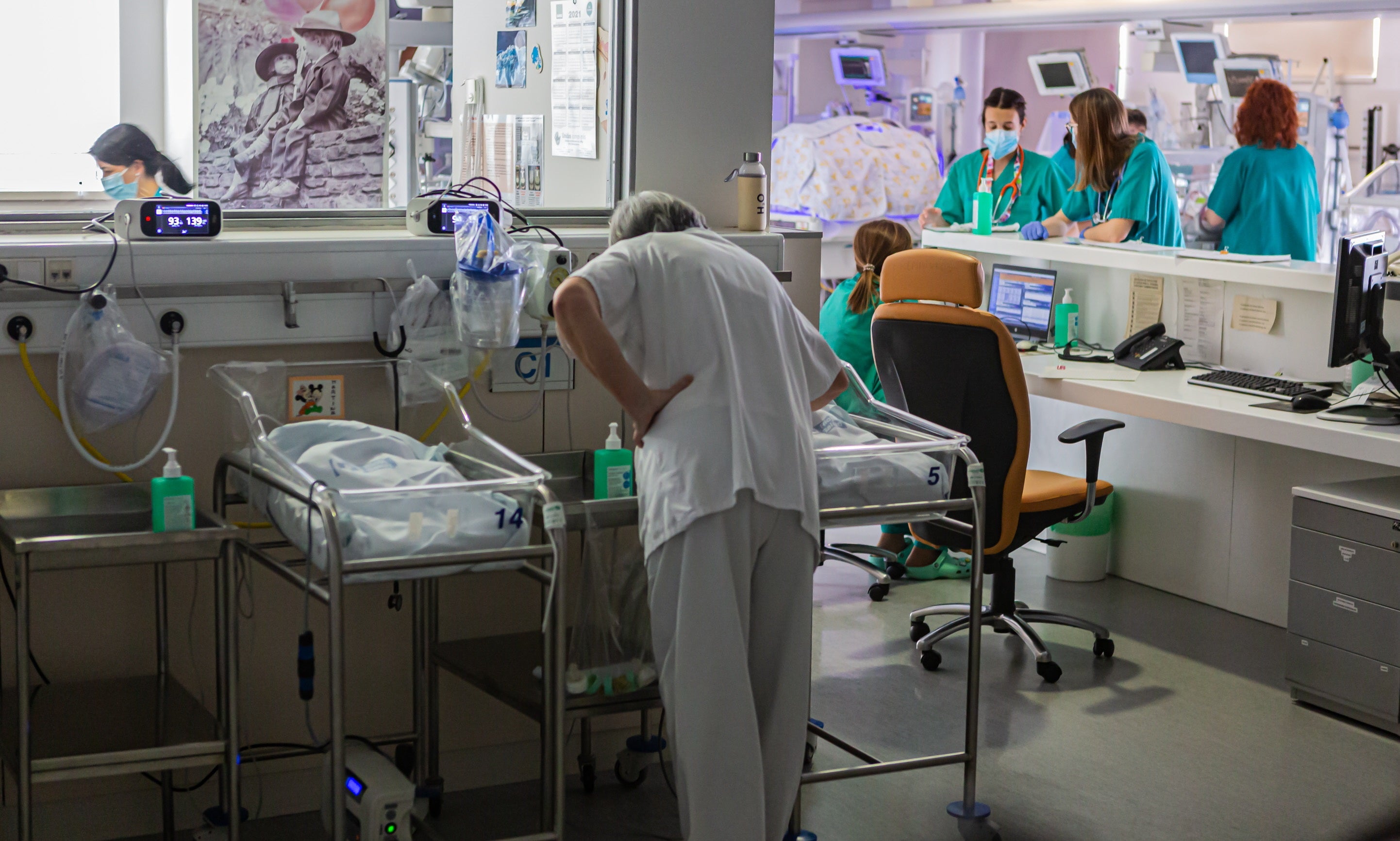 Una profesional sanitaria atiende a los bebés ingresados en la unidad de Neonatología del Hospital San Pedro.