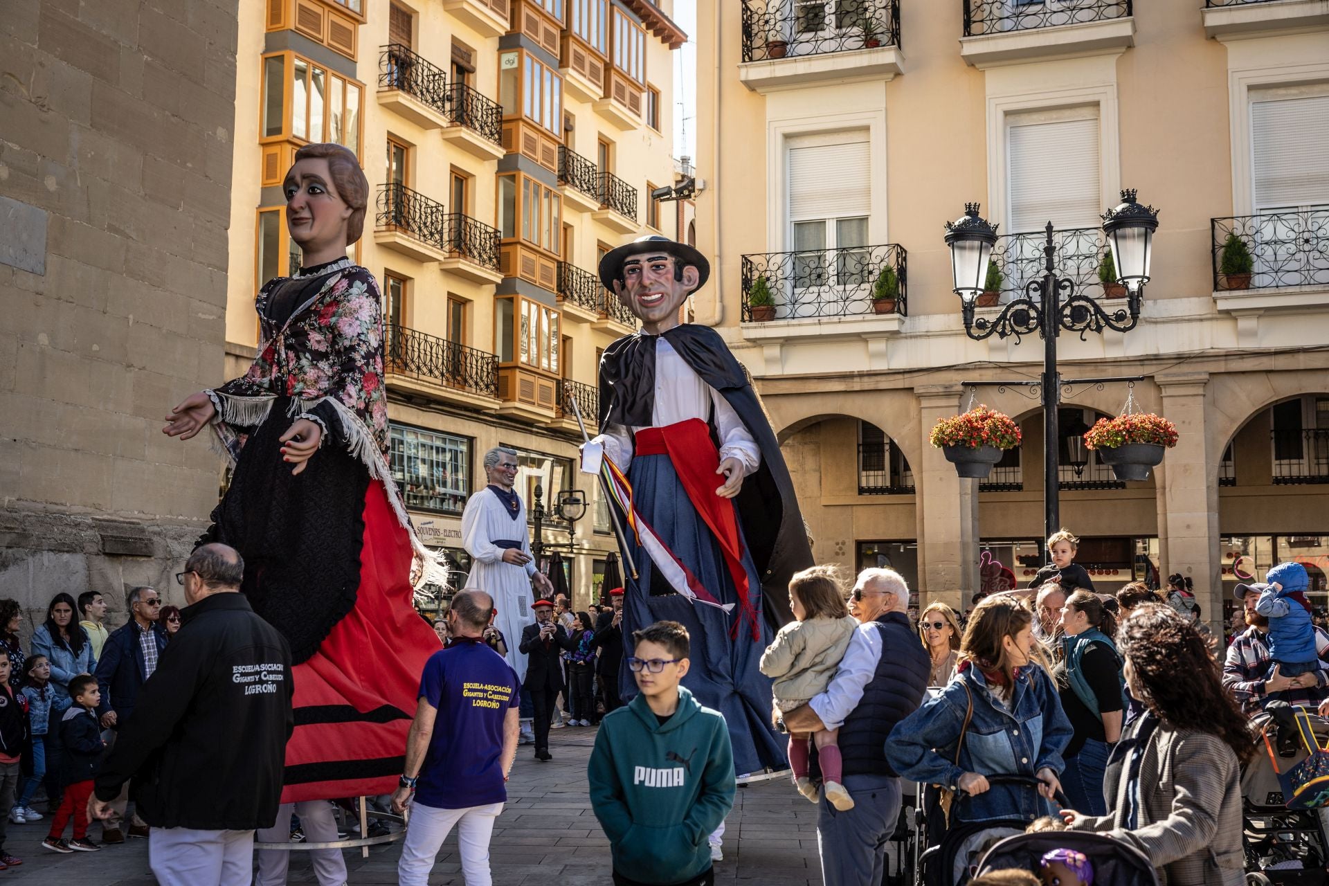 Mañana de degustaciones, música y gigantes y cabezudos en San Mateo