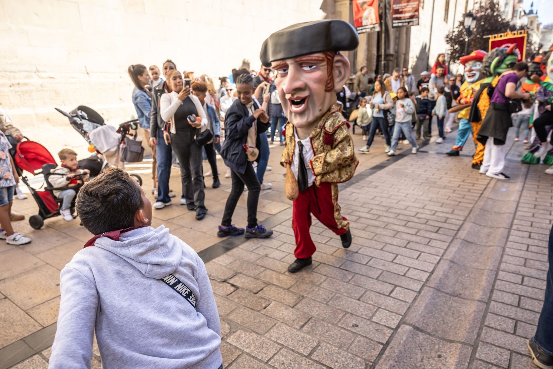 Mañana de degustaciones, música y gigantes y cabezudos en San Mateo