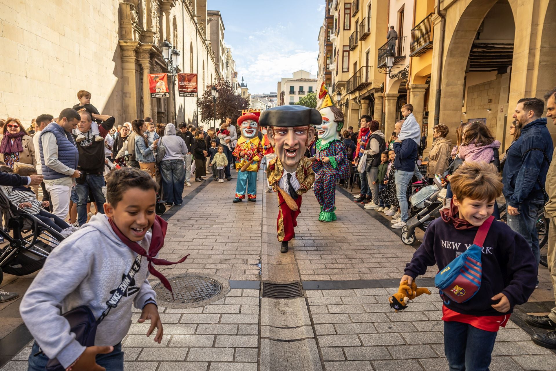 Mañana de degustaciones, música y gigantes y cabezudos en San Mateo