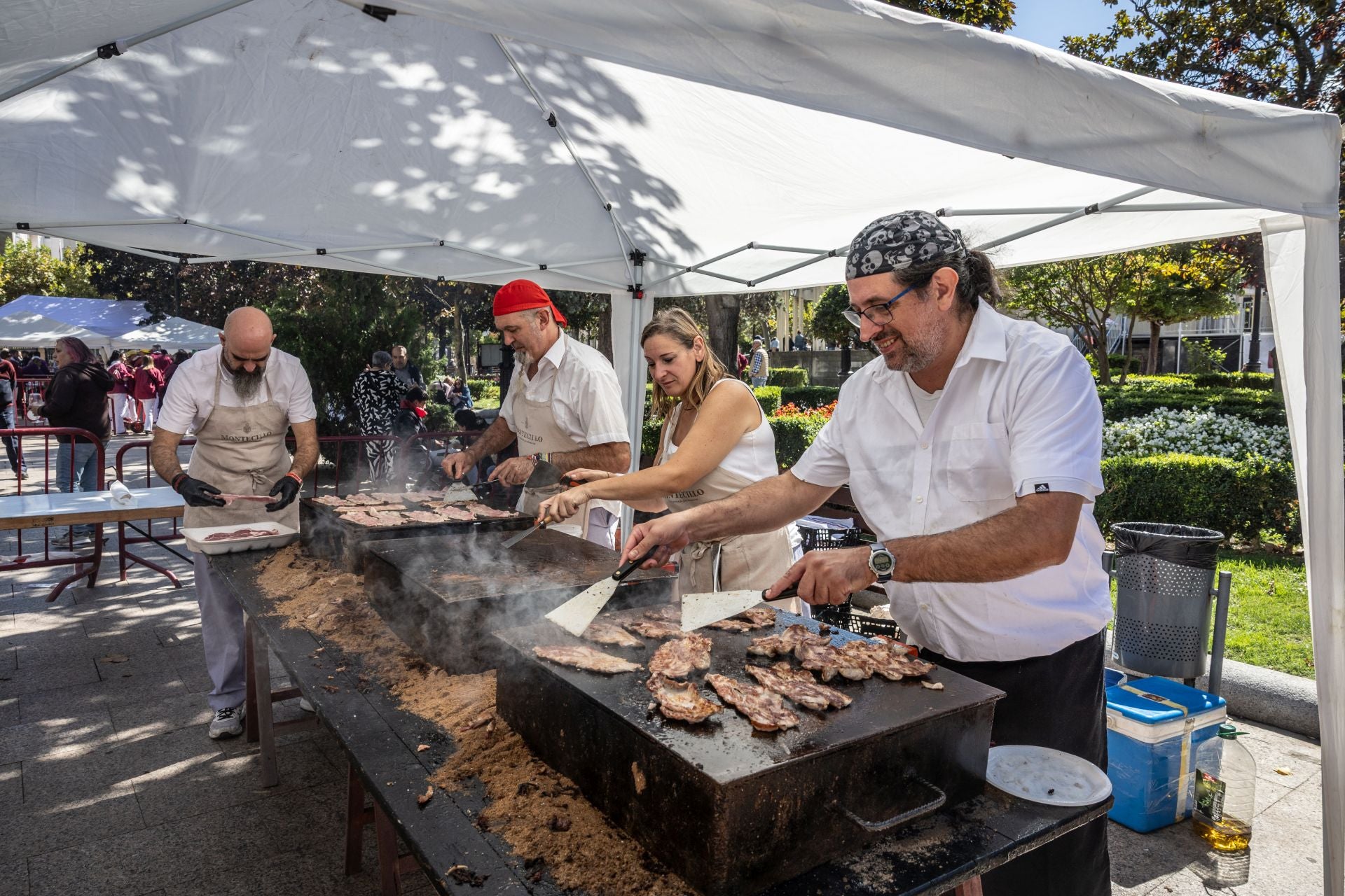 Mañana de degustaciones, música y gigantes y cabezudos en San Mateo