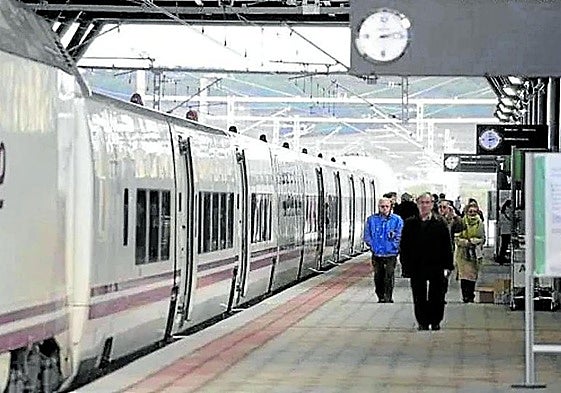 Pasajeros en la estación de tren de Burgos.