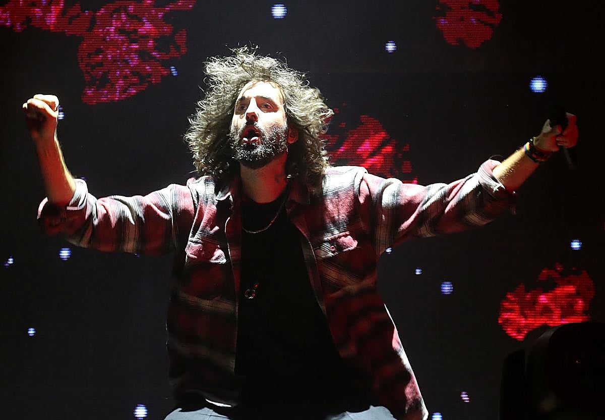 Mikel Izal durante su concierto en la plaza del Ayuntamiento en San Mateo.