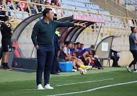 Raúl Llona da instrucciones a sus jugadores durante un partido.