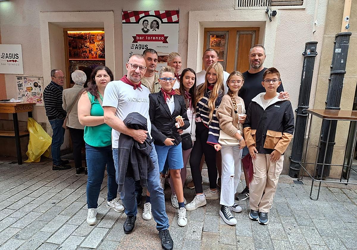 Claudio (de blanco), junto a familiares y amigos en plena calle Laurel.