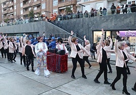 Uno de los grupos de baile del centro, participando en los Carnavales.