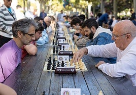 Los participantes en el torneo mateo de ajedrez sopesan sus movimientos en El Espolón