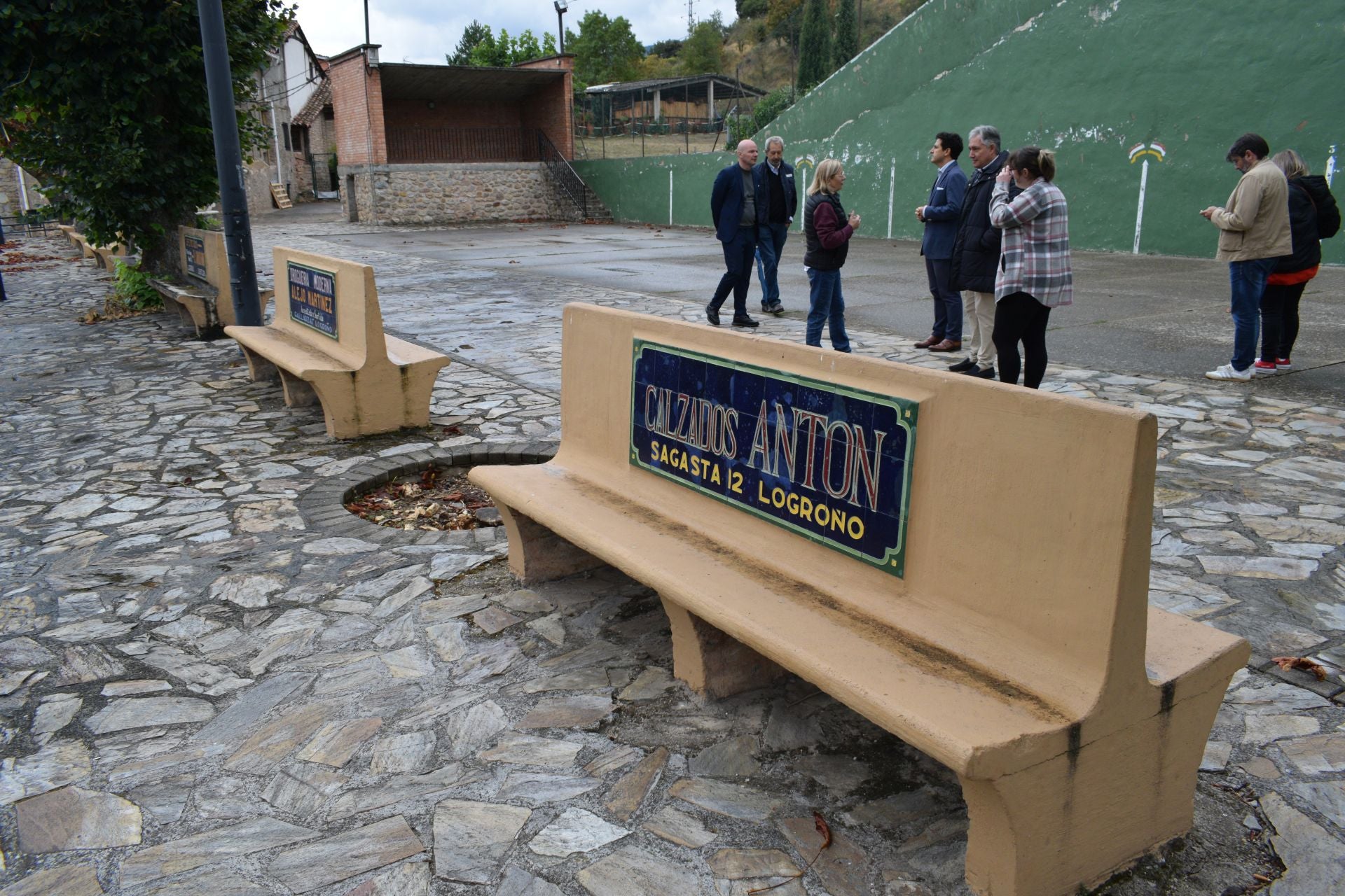 Los emblemáticos bancos de Pradillo, Bien de Interés Cultural