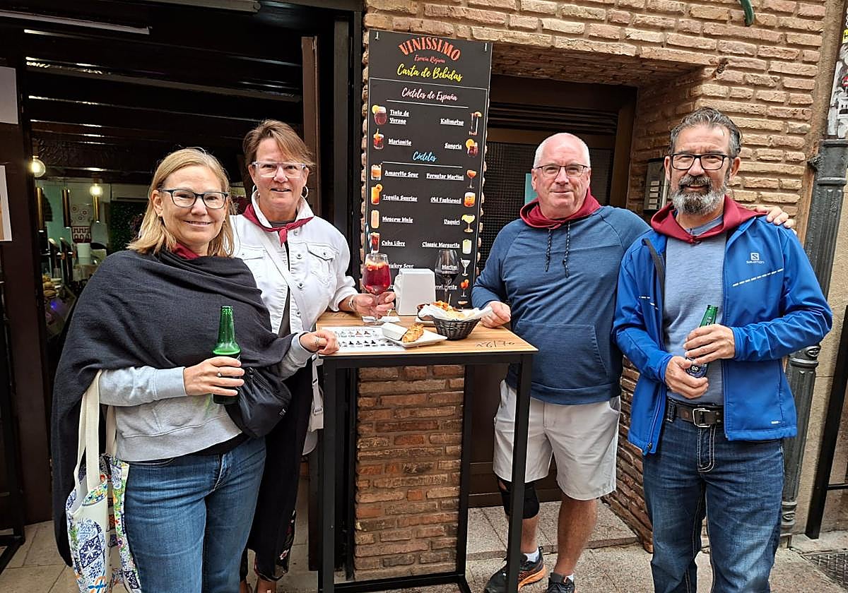 Shirley y Jimmy, a los costados, junto a sus amigos Nicole y Brian.