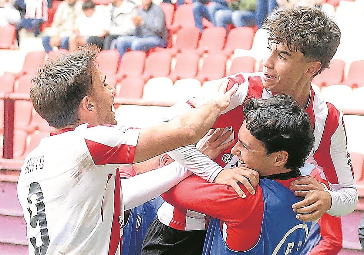 Manex celebra con sus compañeros el gol que marcó el domingo al Ebro.