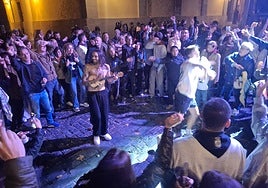 Modelo actúa entre el público de la plaza del Parlamento durante su concierto en el Parrilla.