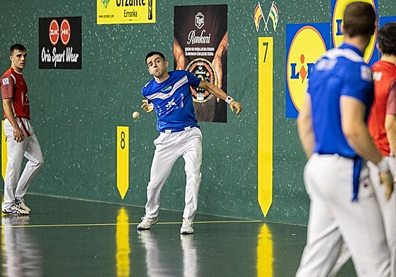 Salaverri golpea con su mano derecha.