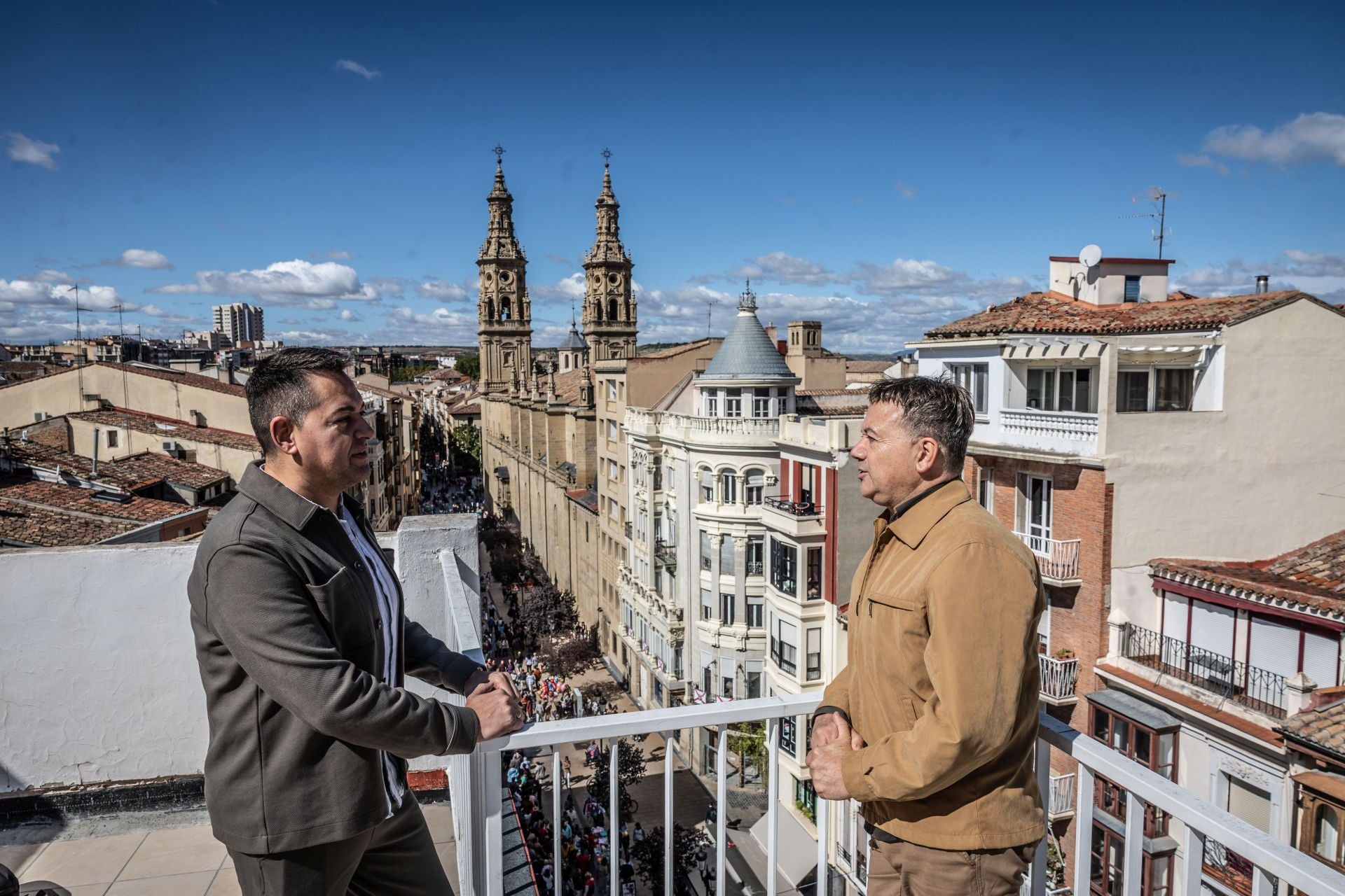 Alberto y José Luis, desde una terraza con vistas a la animada calle Portales esta semana matea.